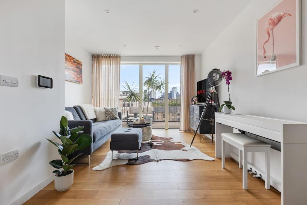 Modern New 1-Bedroom Home Stunning Views ลอนดอน ภายนอก รูปภาพ